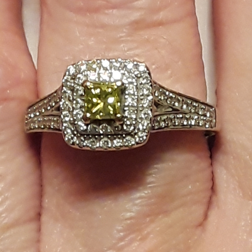 Yellow canary diamond 10kt white gold beautiful fo